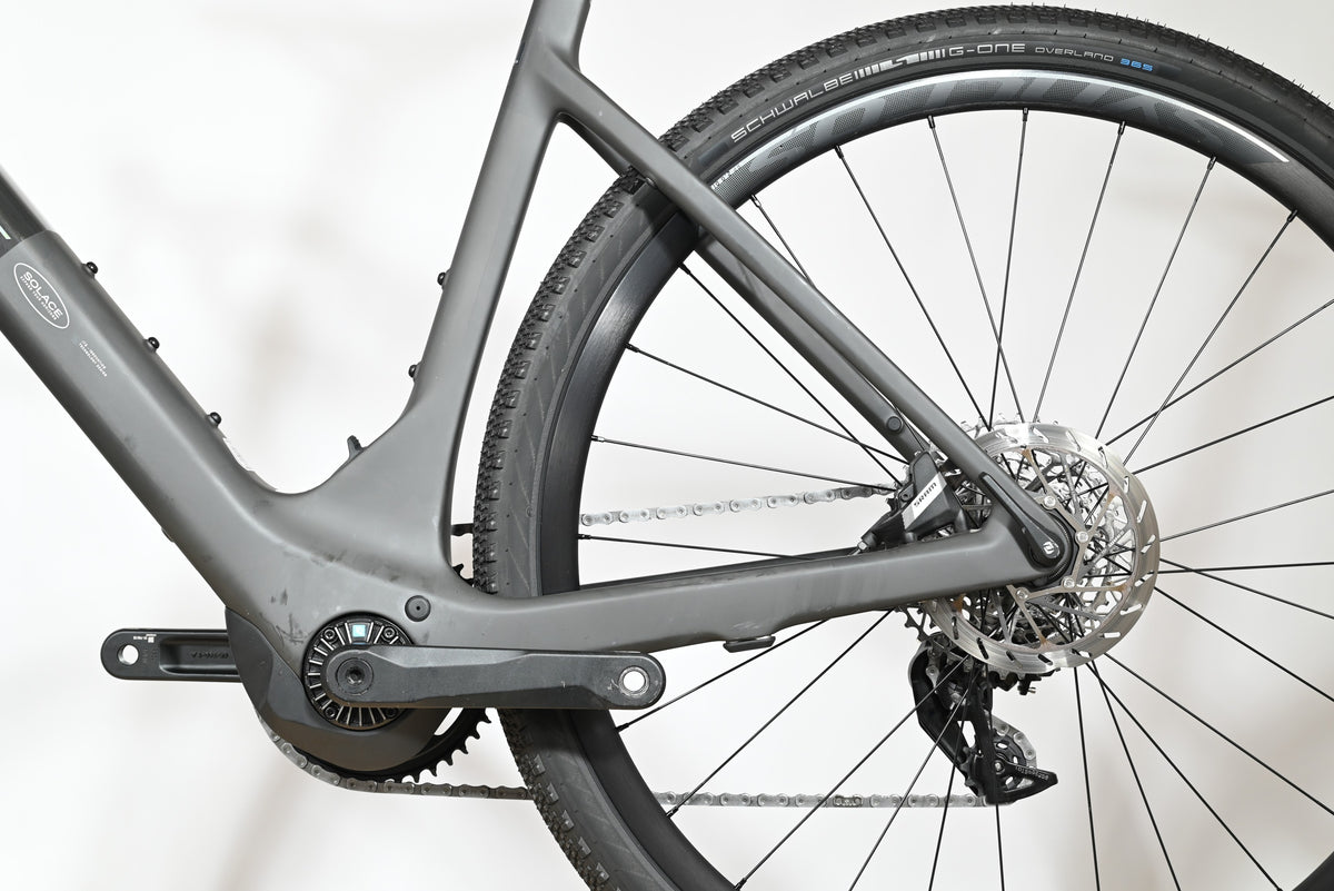 Gros plan sur le cadre et la roue arrière du vélo électrique de gravel Loop Sports Scott Solace eRide 30 gris mat