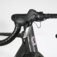 Gros plan sur le guidon et les leviers de frein SRAM Apex du vélo électrique gravel Scott Solace chez Loop Sports