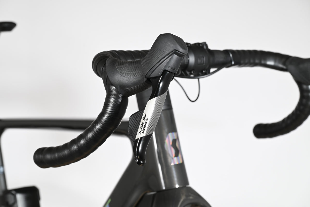 Gros plan sur le guidon et les leviers de frein SRAM Apex du vélo électrique gravel Scott Solace chez Loop Sports