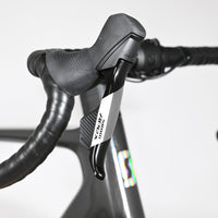 Levier de frein et manette de vitesse SRAM Apex sur le guidon du vélo gravel électrique Loop Sports Scott Solace