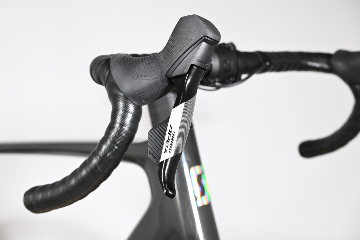 Levier de frein et manette de vitesse SRAM Apex sur le guidon du vélo gravel électrique Loop Sports Scott Solace