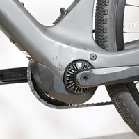 Gros plan sur le moteur électrique et le pédalier du vélo gravel Loop Sports Scott Solace eRide 30 gris carbone