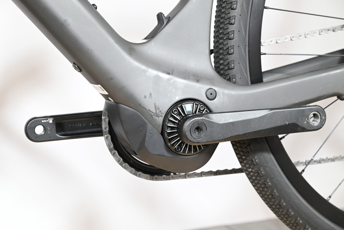 Gros plan sur le moteur électrique et le pédalier du vélo gravel Loop Sports Scott Solace eRide 30 gris carbone