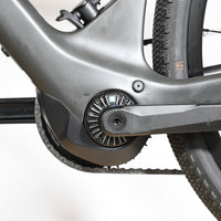 Gros plan sur le moteur électrique et le pédalier du vélo gravel Loop Sports Scott Solace Gravel eRide 30 gris