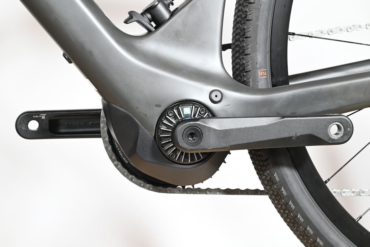Gros plan sur le moteur électrique et le pédalier du vélo gravel Loop Sports Scott Solace Gravel eRide 30 gris