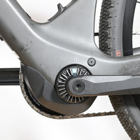 Gros plan sur le moteur électrique et le pédalier du vélo gravel Loop Sports Scott Solace Gravel eRide 30 gris