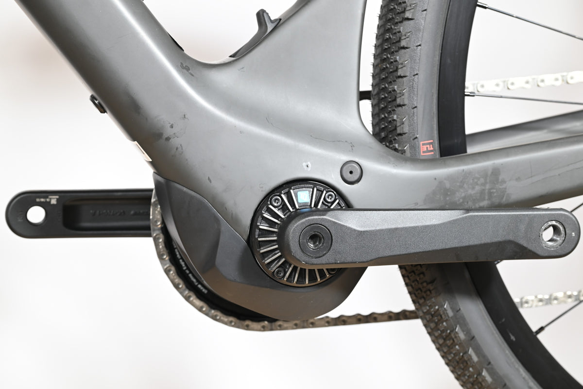 Gros plan sur le moteur électrique et le pédalier du vélo gravel Loop Sports Scott Solace Gravel eRide 30 gris