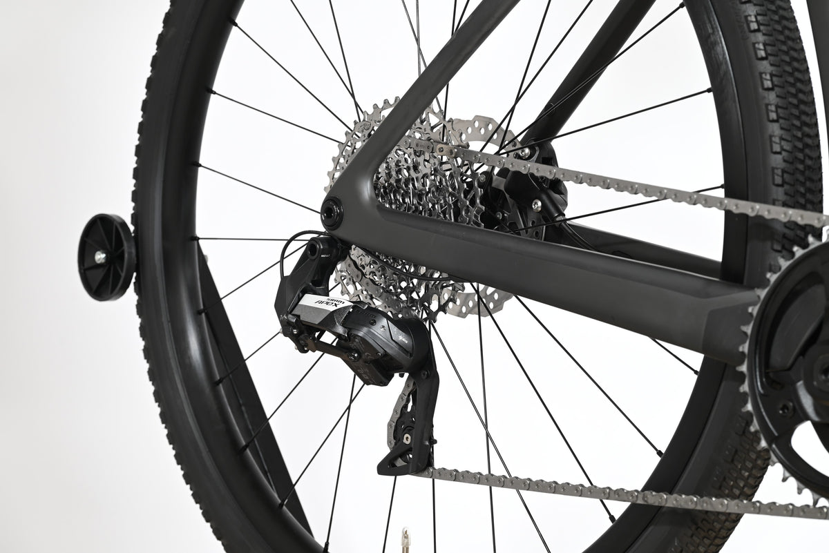 Gros plan sur la transmission arrière et le dérailleur SRAM Apex du vélo gravel électrique Loop Sports Scott Solace