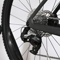 Gros plan sur la transmission SRAM Apex et le disque de frein arrière du vélo gravel électrique Loop Sports Scott Solace