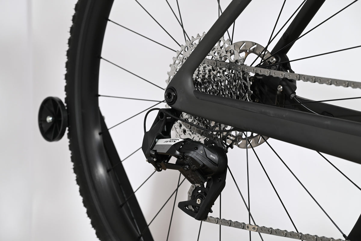 Gros plan sur la transmission SRAM Apex et le disque de frein arrière du vélo gravel électrique Loop Sports Scott Solace
