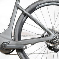 Gros plan sur la transmission et le cadre gris mat du vélo électrique de gravel Loop Sports Scott Solace eRide 30