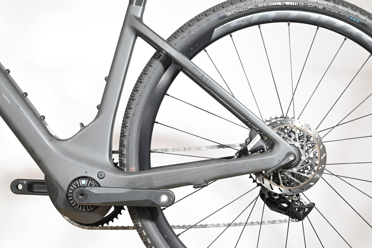 Gros plan sur la transmission et le cadre gris mat du vélo électrique de gravel Loop Sports Scott Solace eRide 30