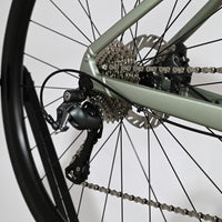 Gros plan sur le dérailleur arrière et la cassette du vélo de route Loop Sports Scott Speedster 20 vert sauge