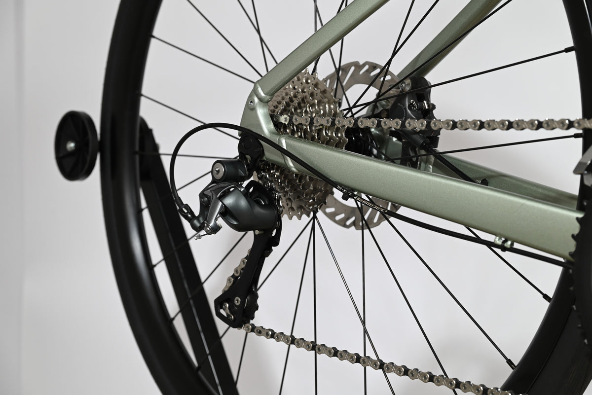 Gros plan sur le dérailleur arrière et la cassette du vélo de route Loop Sports Scott Speedster 20 vert sauge