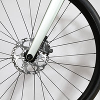 Gros plan sur le frein à disque hydraulique Shimano Tiagra du vélo de route Loop Sports Scott Speedster 20