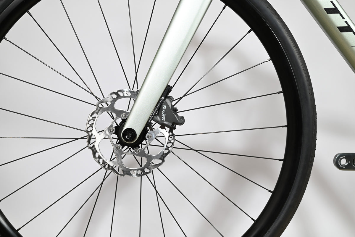 Gros plan sur le frein à disque hydraulique Shimano Tiagra du vélo de route Loop Sports Scott Speedster 20