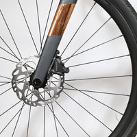 Gros plan sur la fourche et le frein à disque hydraulique Shimano GRX du vélo gravel Scott Speedster Gravel 10 Loop Sports