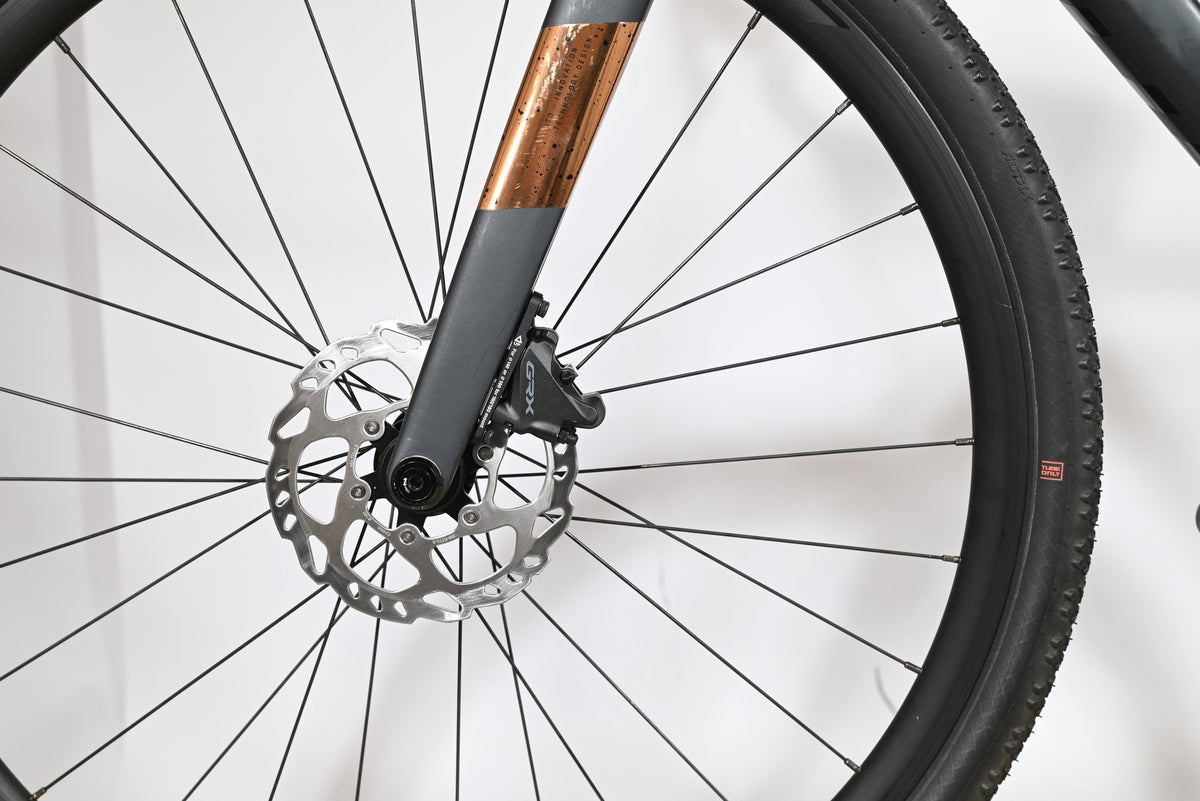 Gros plan sur la fourche et le frein à disque hydraulique Shimano GRX du vélo gravel Scott Speedster Gravel 10 Loop Sports