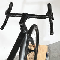 Vue plongeante sur le guidon et le cadre noir mat du vélo gravel Scott Speedster Gravel 10 2025 chez Loop Sports