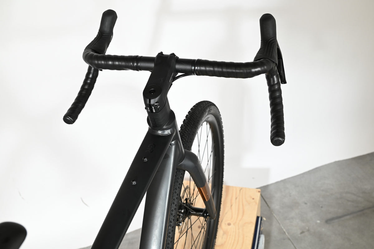 Vue plongeante sur le guidon et le cadre noir mat du vélo gravel Scott Speedster Gravel 10 2025 chez Loop Sports