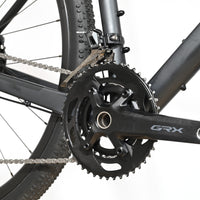 Gros plan sur le pédalier Shimano GRX noir du vélo gravel Loop Sports Scott Speedster Gravel 10 modèle 2025