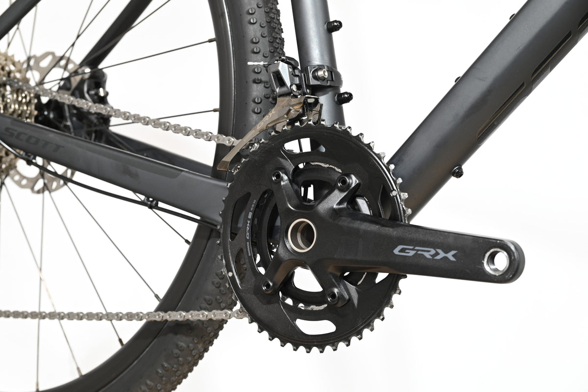 Gros plan sur le pédalier Shimano GRX noir du vélo gravel Loop Sports Scott Speedster Gravel 10 modèle 2025