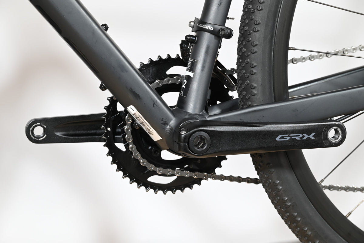 Gros plan sur le pédalier Shimano GRX noir du vélo gravel Scott Speedster Gravel 10 2025 chez Loop Sports