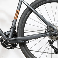 Gros plan sur la transmission Shimano GRX et le cadre gris du vélo gravel Loop Sports Scott Speedster Gravel 10 2025