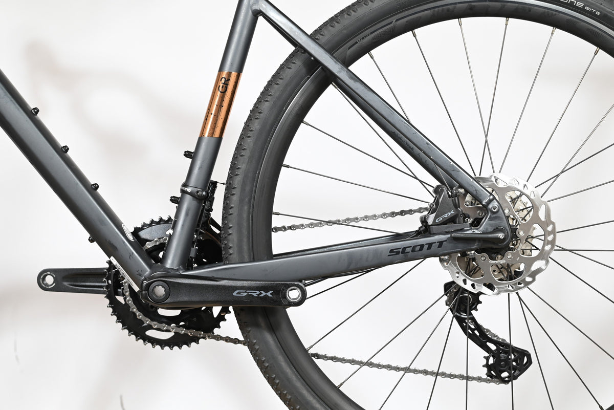 Gros plan sur la transmission Shimano GRX et le cadre gris du vélo gravel Loop Sports Scott Speedster Gravel 10 2025
