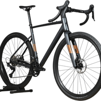 Vélo gravel Scott Speedster Gravel 10 2025 gris mat avec détails en bois, présenté par Loop Sports sur un socle en bois.