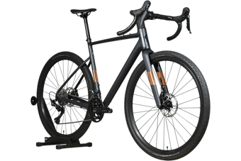 Vélo gravel Scott Speedster Gravel 10 2025 gris mat avec détails en bois, présenté par Loop Sports sur un socle en bois.