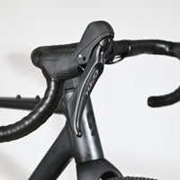 Leviers de frein Shimano GRX noirs sur le cintre de course du vélo gravel Scott Speedster Gravel 10 chez Loop Sports