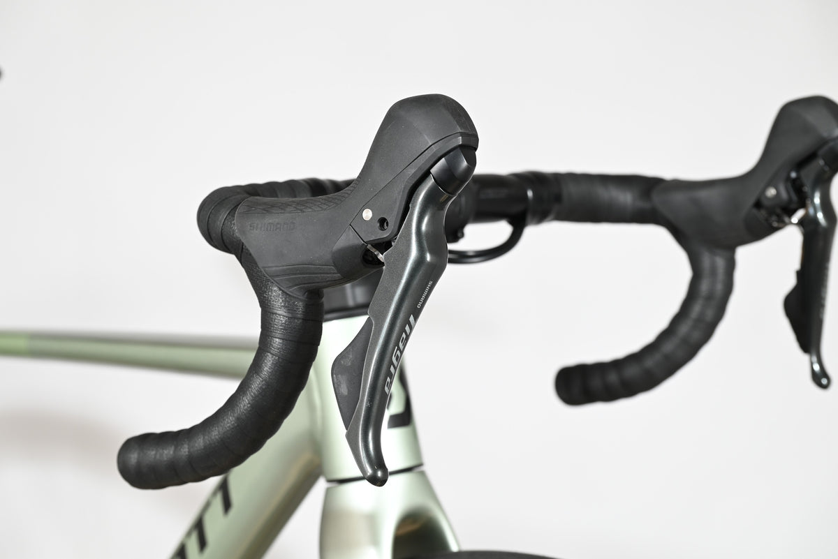 Leviers de frein Shimano Tiagra sur le guidon de course du vélo Loop Sports Scott Speedster 20 2026