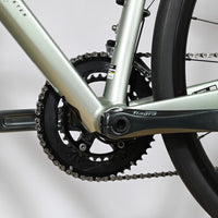 Gros plan sur le pédalier Shimano Tiagra du vélo de route Loop Sports Scott Speedster 20 vert clair
