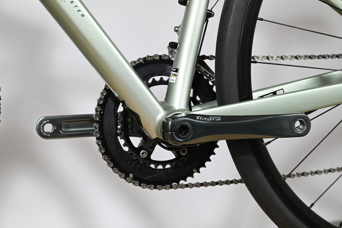 Gros plan sur le pédalier Shimano Tiagra du vélo de route Loop Sports Scott Speedster 20 vert clair