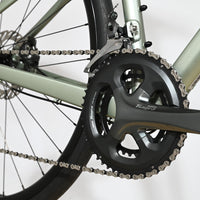 Gros plan sur le pédalier Shimano Tiagra et la transmission du vélo de route Scott Speedster 20 chez Loop Sports