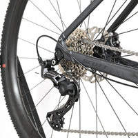 Gros plan sur la transmission Shimano GRX et le dérailleur arrière du vélo de gravel Loop Sports Scott Speedster 10
