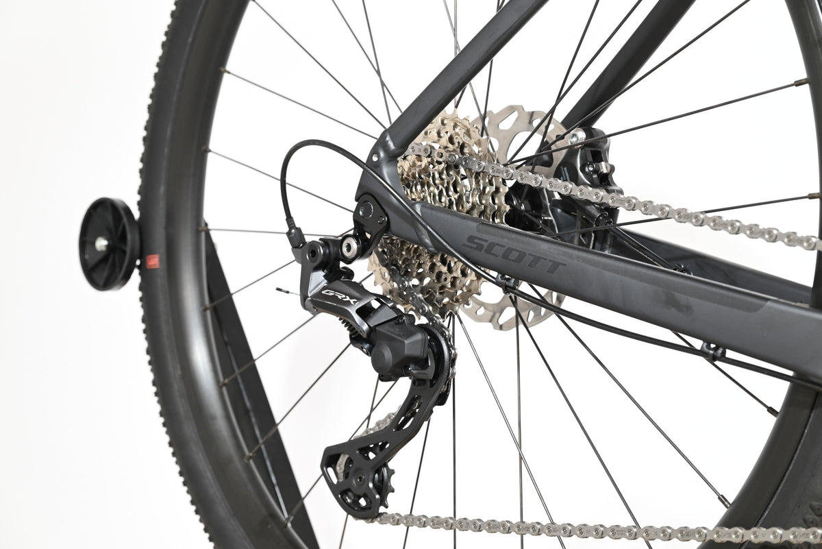 Gros plan sur la transmission Shimano GRX et le dérailleur arrière du vélo de gravel Loop Sports Scott Speedster 10
