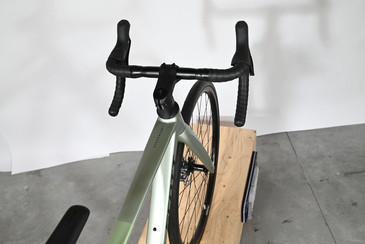 Vue plongeante du vélo de route Loop Sports Scott Speedster 20 2026 vert clair avec guidon ergonomique