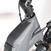 Gros plan sur le cadre gris mat du vélo électrique Loop Sports Scott Sub Active 20 avec passage de câbles interne
