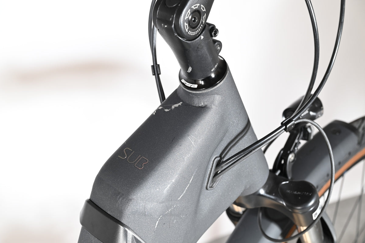 Gros plan sur le cadre gris mat du vélo électrique Loop Sports Scott Sub Active 20 avec passage de câbles interne