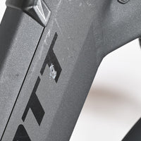 Gros plan sur le cadre gris mat d'un vélo électrique Scott Sub Active 20 chez Loop Sports avec une éraflure visible