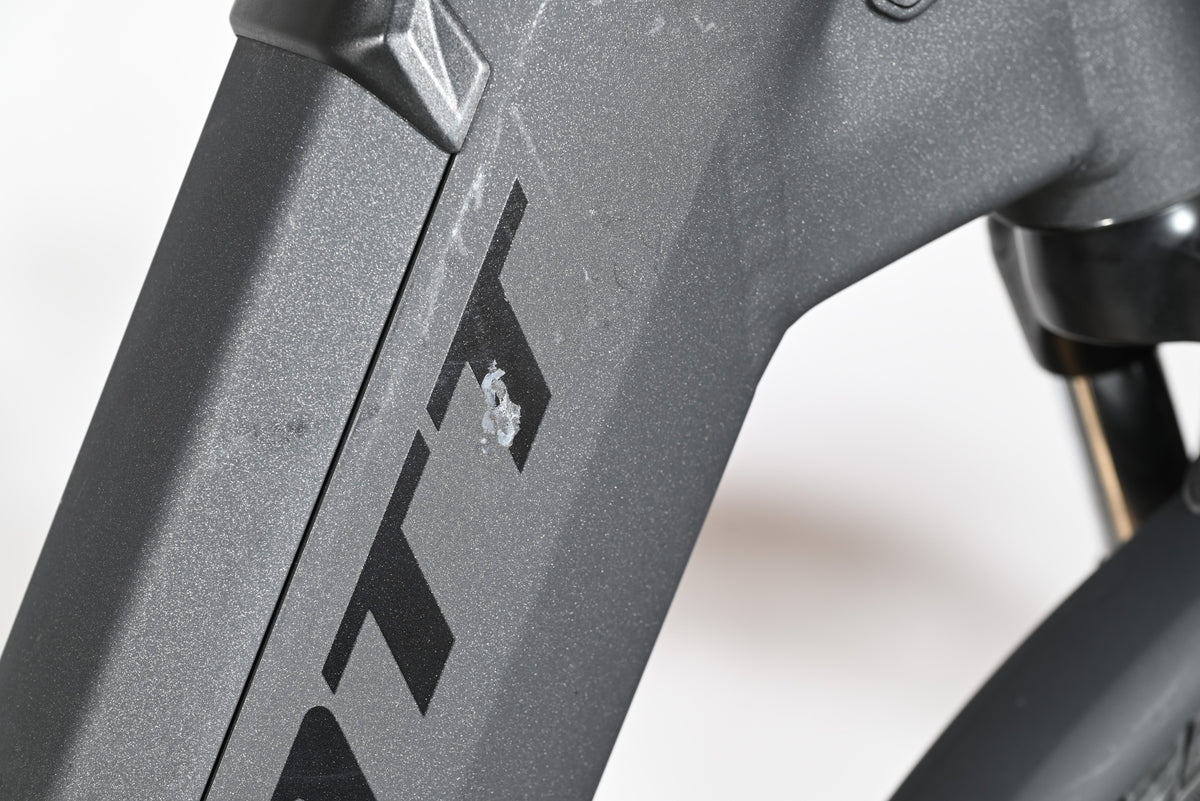 Gros plan sur le cadre gris mat d'un vélo électrique Scott Sub Active 20 chez Loop Sports avec une éraflure visible