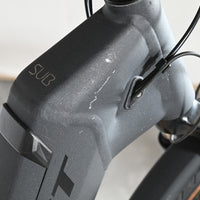 Gros plan sur le cadre noir mat du vélo électrique Loop Sports Scott Sub Active 20 avec rayures superficielles
