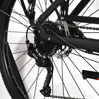 Gros plan sur la roue arrière, le dérailleur Shimano et le frein à disque du vélo Loop Sports Scott Sub Active 20