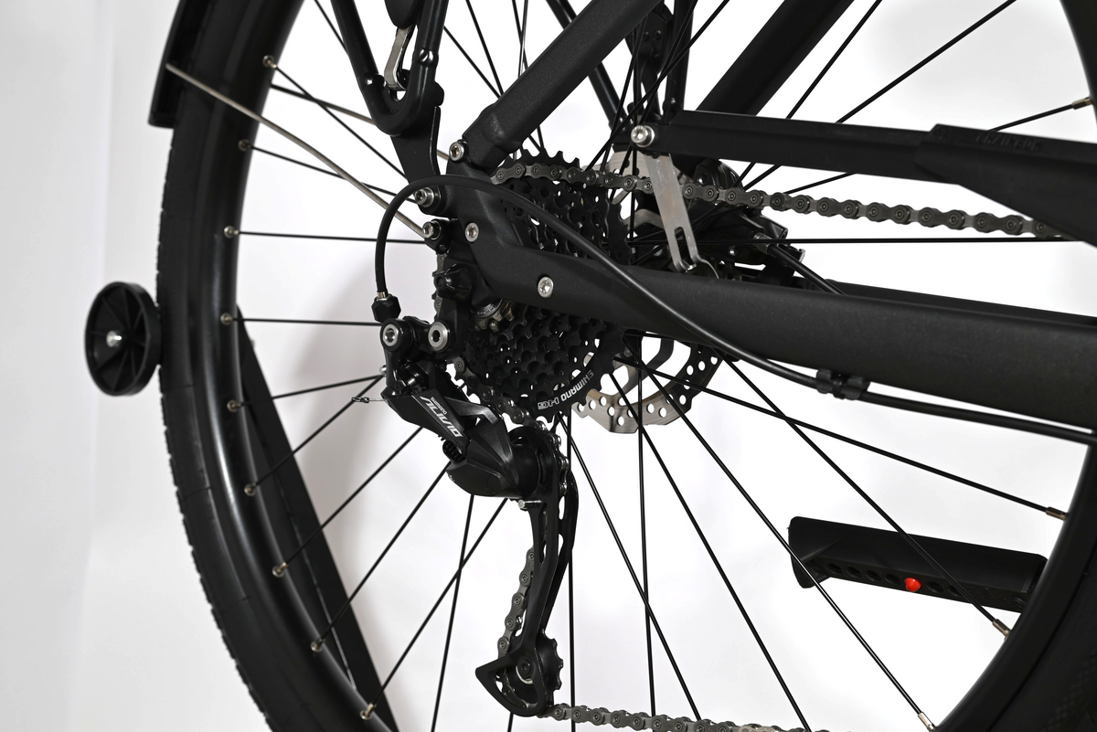 Gros plan sur la roue arrière, le dérailleur Shimano et le frein à disque du vélo Loop Sports Scott Sub Active 20