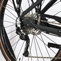 Gros plan sur la transmission arrière et le dérailleur Shimano d'un vélo électrique Scott Sub Active 20 Loop Sports