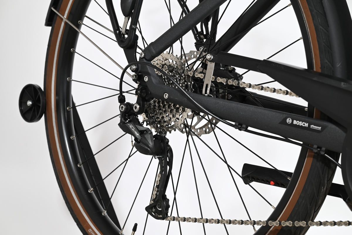 Gros plan sur la transmission arrière et le dérailleur Shimano d'un vélo électrique Scott Sub Active 20 Loop Sports