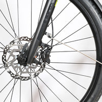 Gros plan sur la roue avant et le frein à disque hydraulique du vélo électrique Loop Sports Scott Sub Active 20