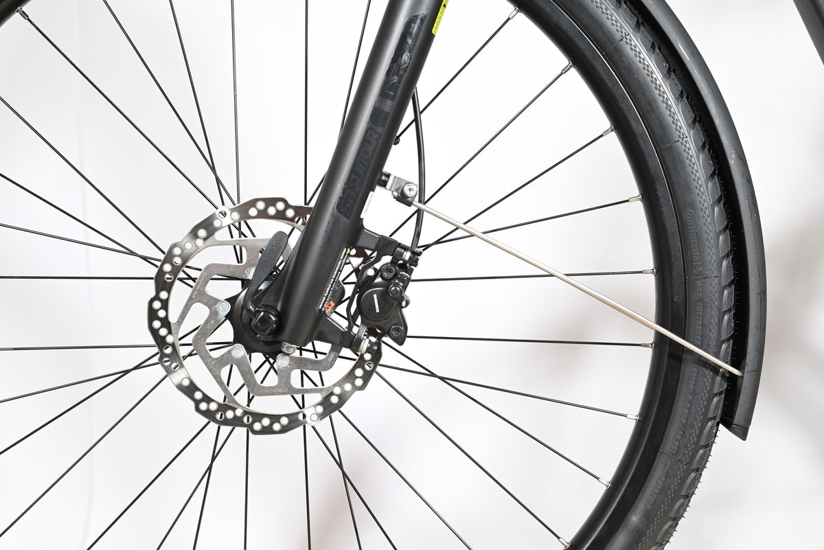 Gros plan sur la roue avant et le frein à disque hydraulique du vélo électrique Loop Sports Scott Sub Active 20